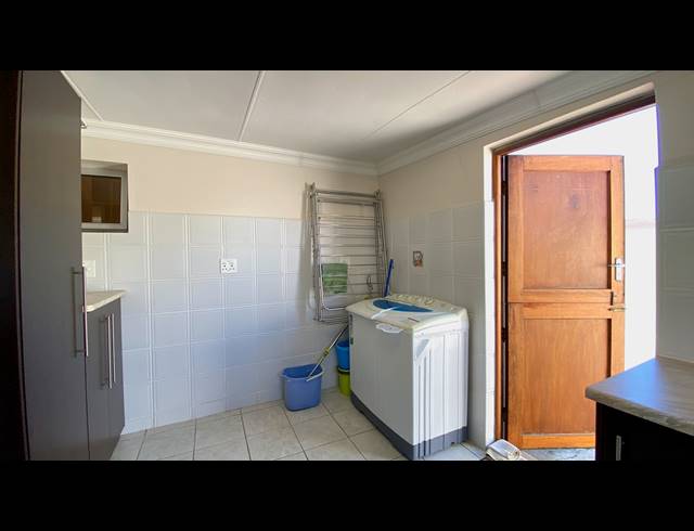 4 BEDROOM HOUSE FOR SALE IN PORT OWEN